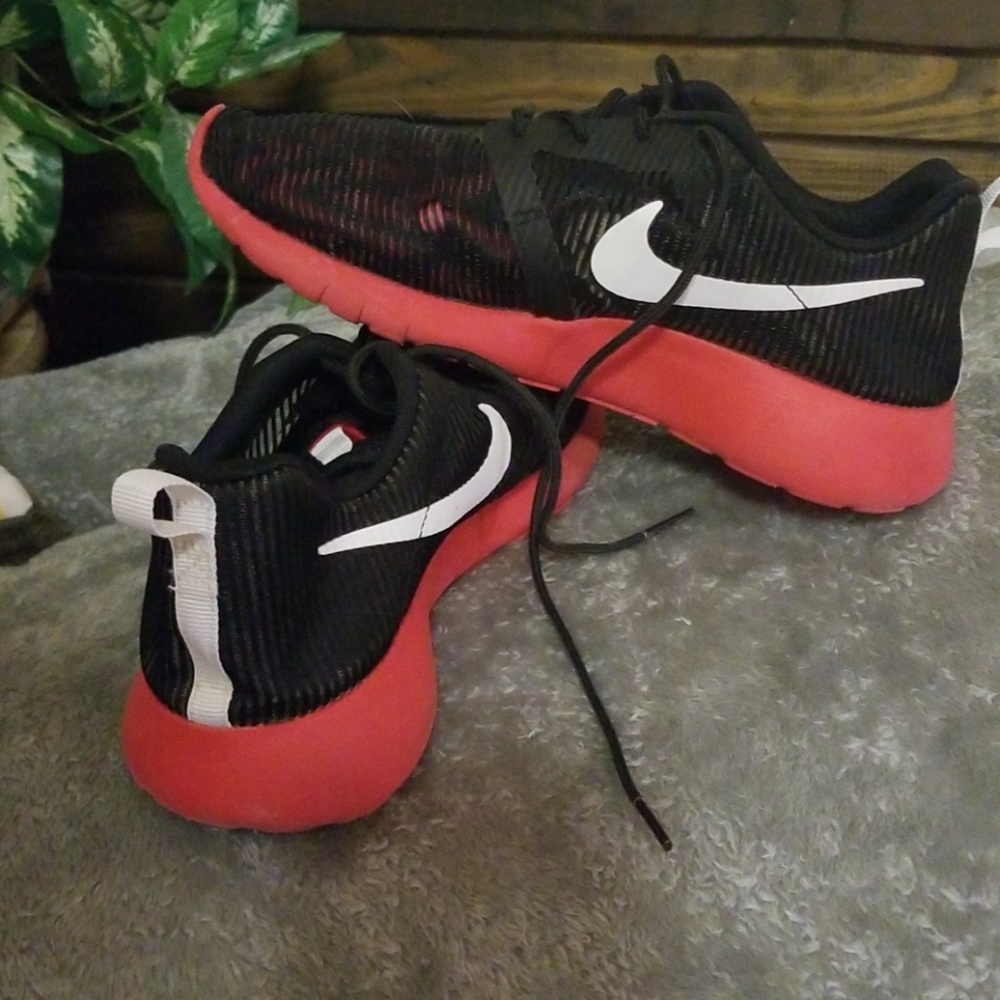 Boys nike shoes sz 6y